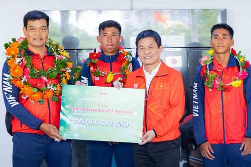 Đội tuyển quần vợt Việt Nam nhận thưởng 100 triệu đồng