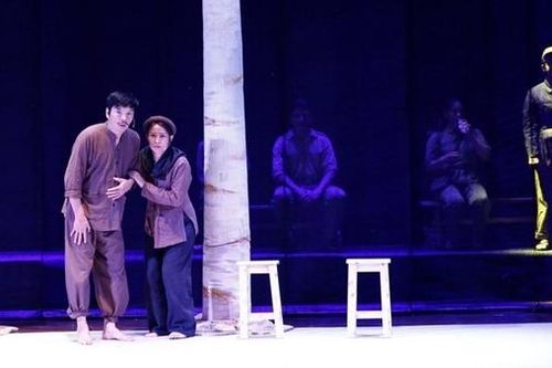 Sân khấu vắng khán giả, nên 'tiên trách kỷ'