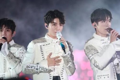 Giá vé concert TFBOYS bị đẩy lên tiền tỷ, cây cũng được cho thuê để trèo lên xem