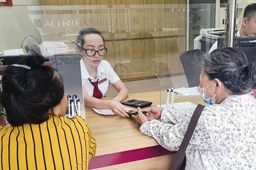 Cụ bà thoát khỏi kẻ lừa đảo nhờ sự tinh ý của nhân viên ngân hàng