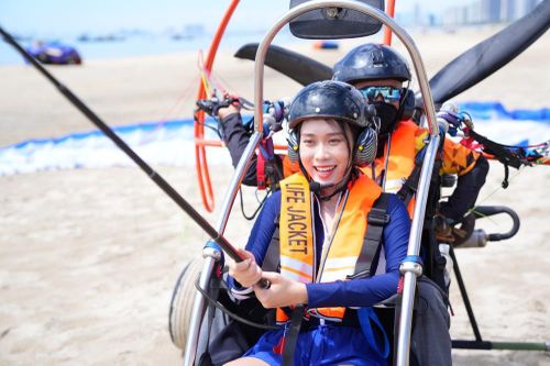 Hoa hậu Ban Mai hưởng ứng Ngày hội môi trường biển, trải nghiệm dù lượn trên không