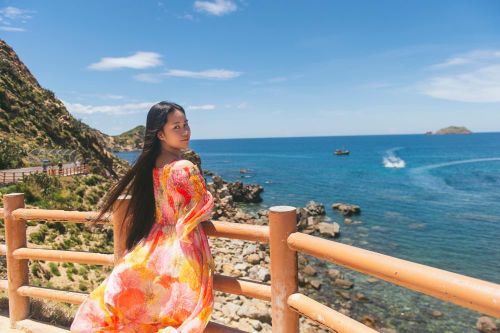 Bella Vũ khám phá tường thành dưới đáy biển Quy Nhơn