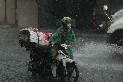 Hà Nội mưa 'trắng trời', nhiều người phải dắt xe vì ngập nặng