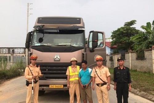 Xe đầu kéo hết hạn đăng kiểm tăng ga bỏ chạy khi bị dừng xe