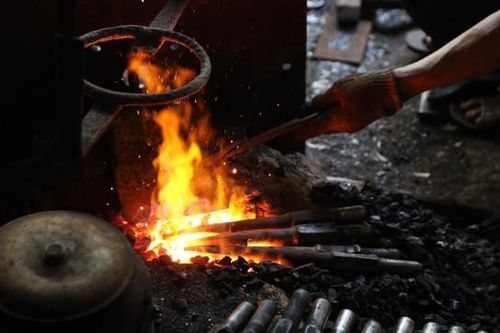 'Lão thợ rèn' và nỗi lo 'thất truyền' của nghề 'đỏ lửa'