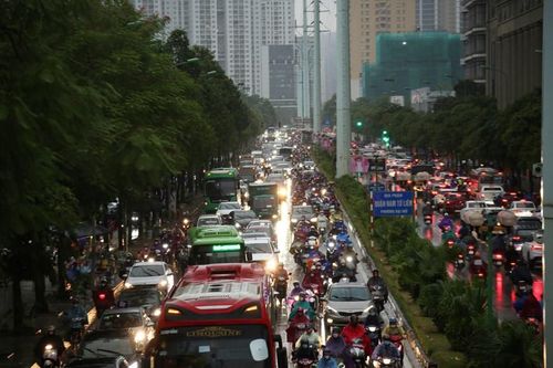 Hà Nội: Mưa lớn nhiều giờ đồng hồ, đường phố 'tê liệt'
