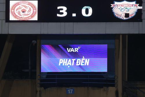 Thiếu VAR, trọng tài lại bị nhiều đội phản ứng quyết liệt
