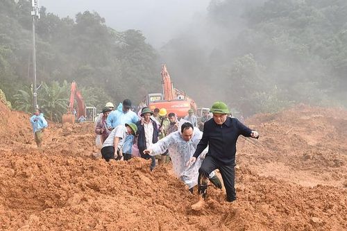 Phó Thủ tướng Trần Lưu Quang đến hiện trường kiểm tra, chỉ đạo khắc phục hậu quả vụ sạt lở nghiêm trọng tại Lâm Đồng