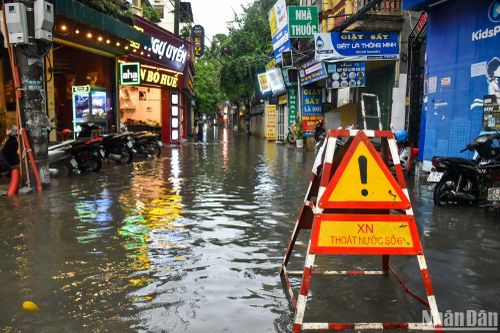 Sau cơn mưa rào bất chợt, nhiều tuyến phố Hà Nội rơi vào cảnh ngập lụt