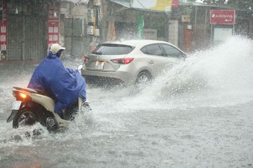 Hà Nội: Mưa lớn gây ngập úng, ùn tắc giao thông nhiều nơi