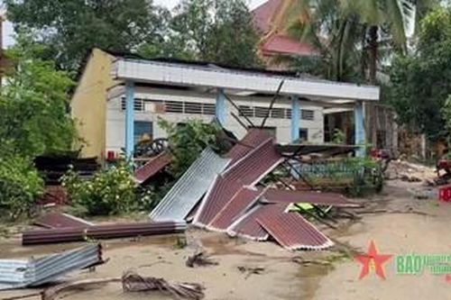 Mưa dông gây thiệt hại nhiều địa phương vùng Đồng bằng sông Cửu Long