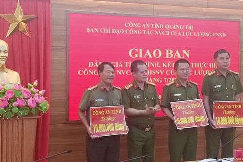 Khen thưởng đột xuất nhiều đơn vị Công an phá án lừa đảo, đánh bạc qua mạng