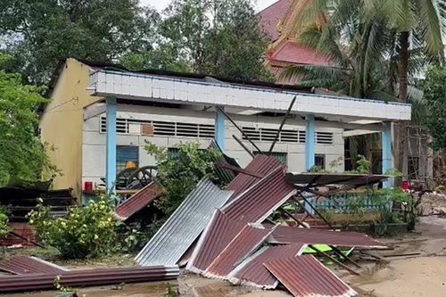 An Giang, Kiên Giang: Mưa gió lớn làm sạt lở đất, nhà tốc mái, 13 người bị thương
