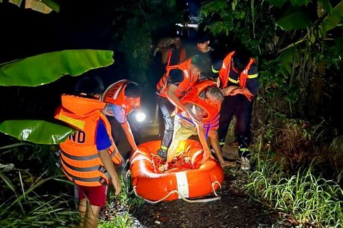 Đồng Nai: Giải cứu 2 ông cháu mắc kẹt vùng ngập lụt