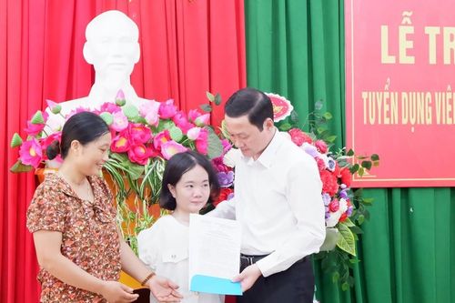 Cô gái 'vẽ đời mình bằng chân' được tuyển dụng làm giáo viên