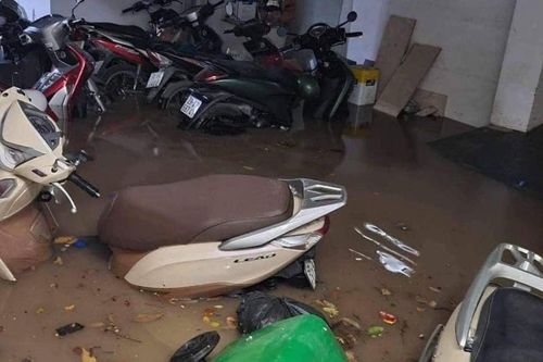 Hà Nội mưa như trút, nhiều nơi bị ngập sâu