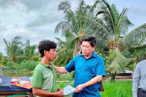 Lãnh đạo tỉnh Cà Mau trao tiền hỗ trợ các hộ dân có nhà bị sập, tốc mái