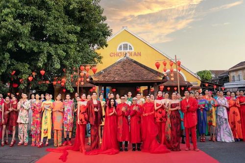 Họa tiết lá tre, hoa sen và đèn lồng thăng hoa trong show diễn 'Phương đông rực rỡ'