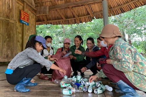 'Biến rác thành tiền' hỗ trợ cho người dân khó khăn ở Kon Tum