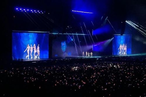 Blackpink ngọt ngào trong buổi diễn thứ hai trên sân vận động Mỹ Đình