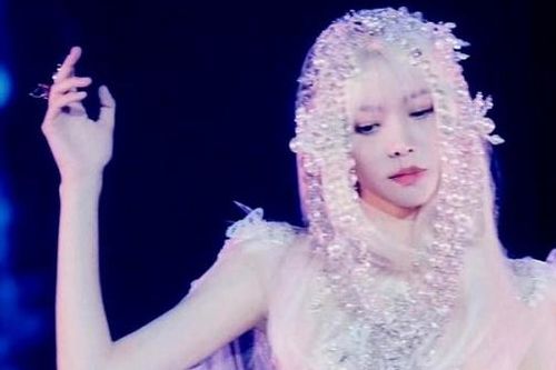 Biểu diễn liveshow cá nhân, ca sĩ Trung Quốc chọn đặt đầm dạ hội nhà mốt Việt