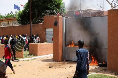 Tây Phi ra tối hậu thư với nhóm đảo chính Niger, Đại sứ quán Pháp bị tấn công