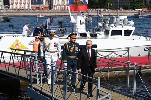 Ông Putin lên tàu duyệt binh cùng hải quân Nga