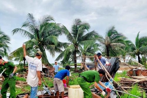 Cà Mau: Gần 350 căn nhà dân bị sập, tốc mái do giông lốc