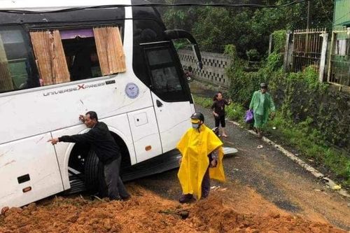 Mưa lớn, sạt lở đất đã khiến hơn 500 ngôi nhà bị hư hỏng, 5 người tử vong
