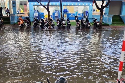 Mưa trắng trời, nhiều tuyến phố ở Hà Nội ngập nặng
