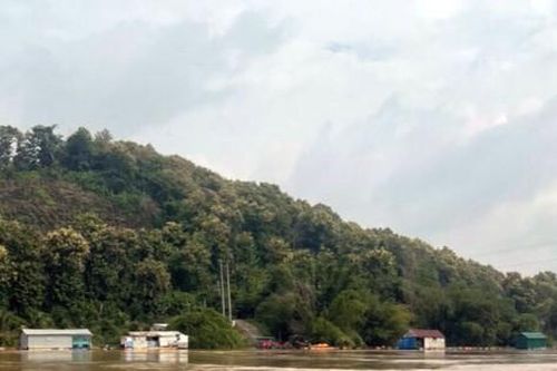Mưa lũ gây thiệt hại nghiêm trọng ở Bình Thuận và Đồng Nai, 4 lao động rơi xuống biển