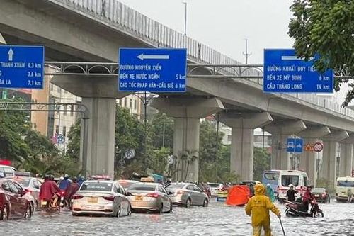 Vì sao nhiều tuyến phố Hà Nội ngập nặng sau mưa chiều 31/7?