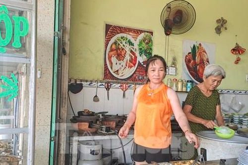 Thực hư thông tin quán cơm dồn góp thức ăn thừa bán cho khách