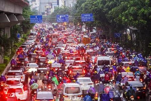 Mưa tầm tã, đường phố Hà Nội tắc 'không lối thoát'