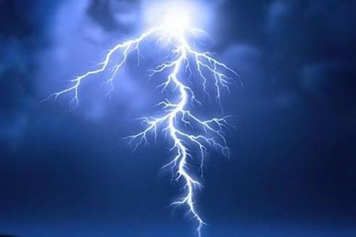 Người phụ nữ bị sét đánh tử vong trong lúc đi làm rẫy