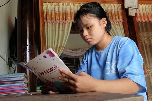 Thủ khoa thi tốt nghiệp ở Quảng Bình: 'Đi xuất khẩu lao động cho mẹ đỡ vất vả'