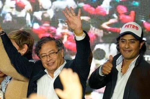 Con trai bị bắt vì rửa tiền, Tổng thống Colombia 'chúc may mắn'