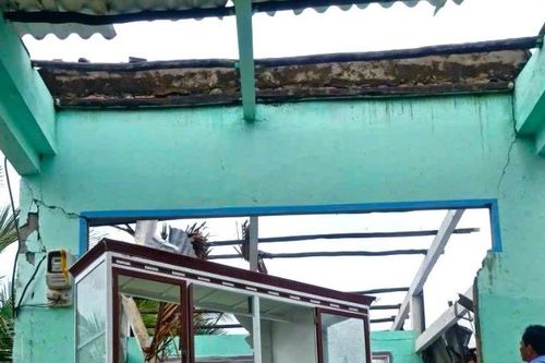 Giông lốc tốc mái hàng trăm căn nhà, người dân lâm cảnh 'màn trời chiếu đất'