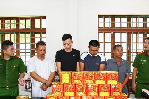 Thiết kế nhà 2 lớp cửa, sản xuất hàng trăm nghìn viên đạn chì