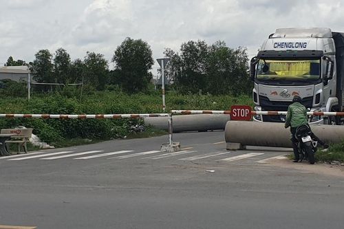 Phát hiện thi thể thanh niên tại bãi đất trống có hơn 20 vết đâm
