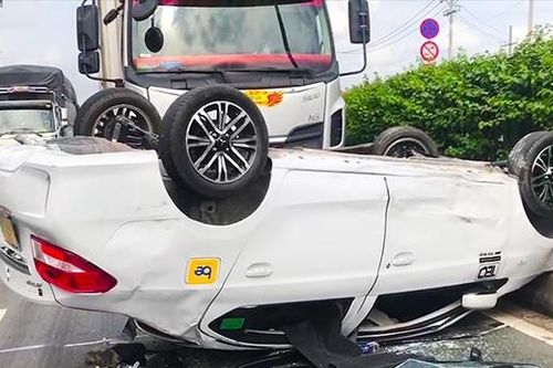 Ô tô con lật ngửa trước đầu xe tải, 5 người thoát chết
