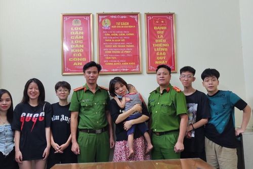 Nhóm bạn trẻ bất ngờ gặp bé 2 tuổi lang thang trên đường lúc 2h sáng