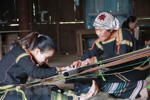 Độc đáo nghệ thuật tạo hình trên vải thổ cẩm của người Ê đê
