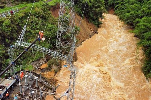 Mưa lớn, nước xiết đe dọa hai nhà máy thủy điện ở Đắk Nông