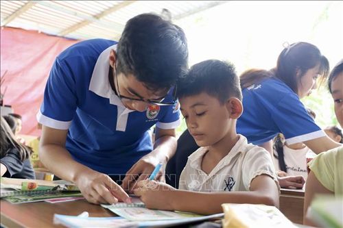 Gia sư áo xanh đồng hành cùng học sinh có hoàn cảnh khó khăn