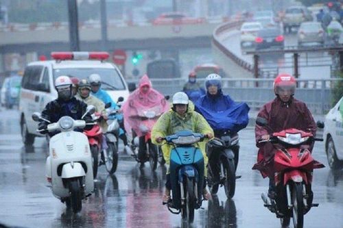 Dừng xe máy để mặc áo mưa có vi phạm pháp luật?
