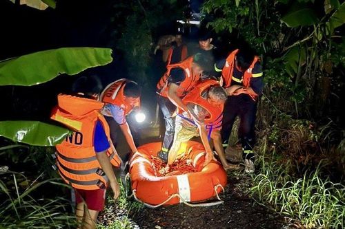 Đồng Nai: Kịp thời cứu 2 ông cháu ra khỏi vùng lũ