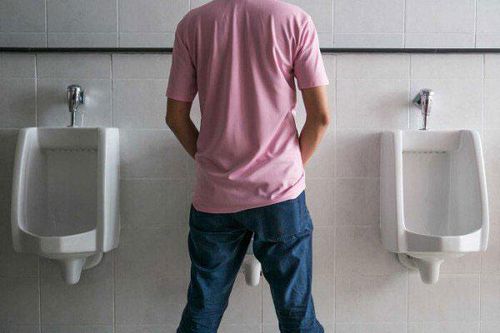 5 dấu hiệu khi đi tiểu cảnh báo thận đang 'kêu cứu'