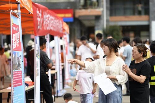 Thiếu việc làm, nhiều người trẻ Trung Quốc 'làm con toàn thời gian' lấy tiền lương từ cha mẹ
