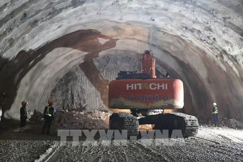 Thi công xuyên đêm cao tốc Quảng Ngãi - Hoài Nhơn